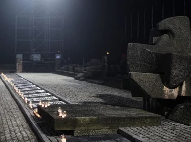 Agamben i Auschwitz: co zostaje z ludzkiej godności i tożsamości