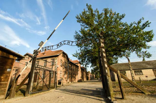 Czym się różni Auschwitz od Birkenau? Kluczowe różnice i znaczenie