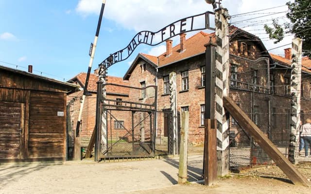 Jak dojechać do Auschwitz z Krakowa – najwygodniejsze opcje podróży
