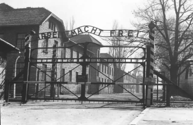 Kto zbudował Auschwitz? Prawda o odpowiedzialnych za oboz